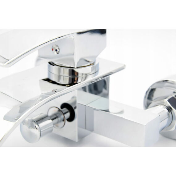 Elva kádtöltő fürdőszobai csaptelep vízesés alakú vízsugárral króm